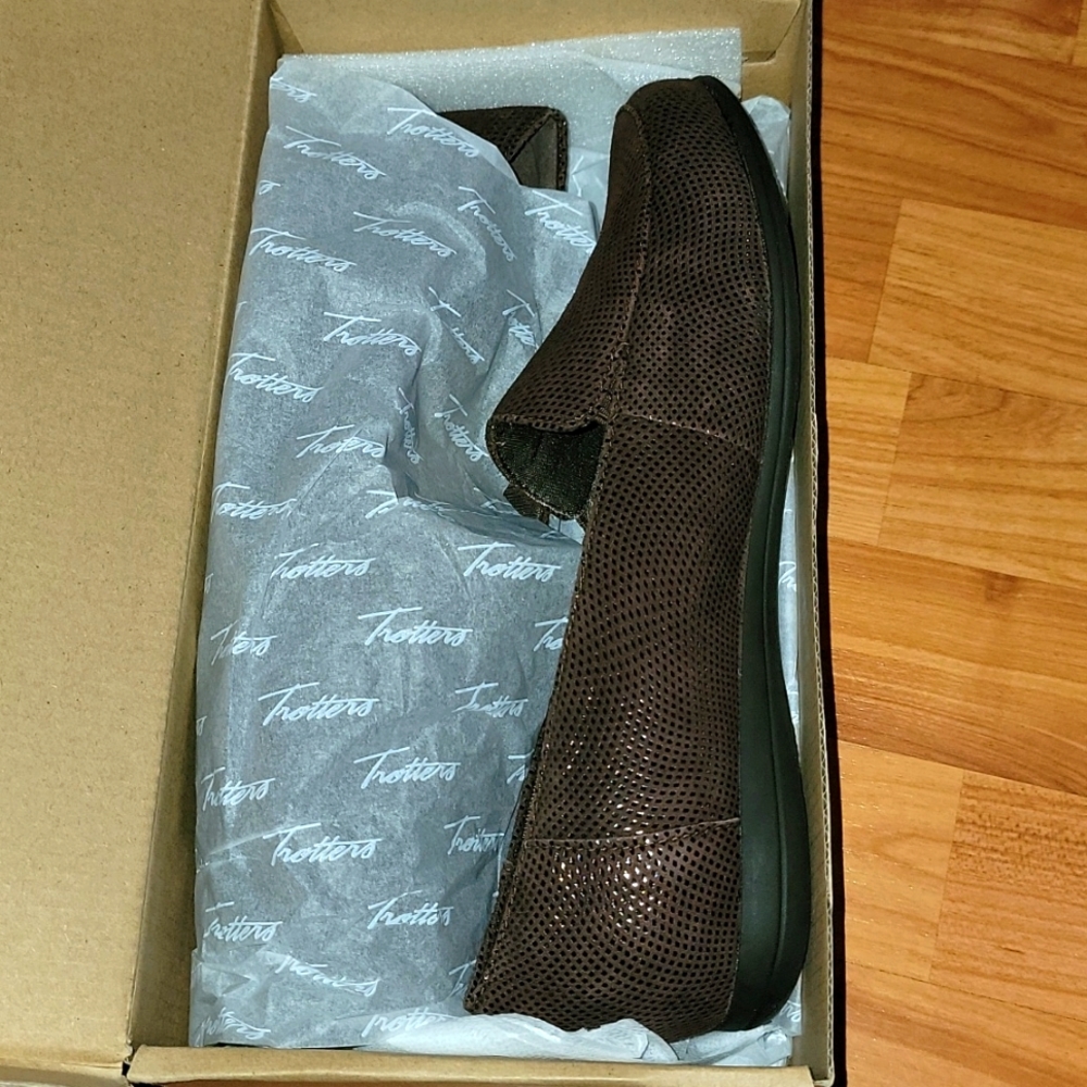 Trotters Deanna mocassin women's shoes , brown , size 10 W. NEW IN BOX